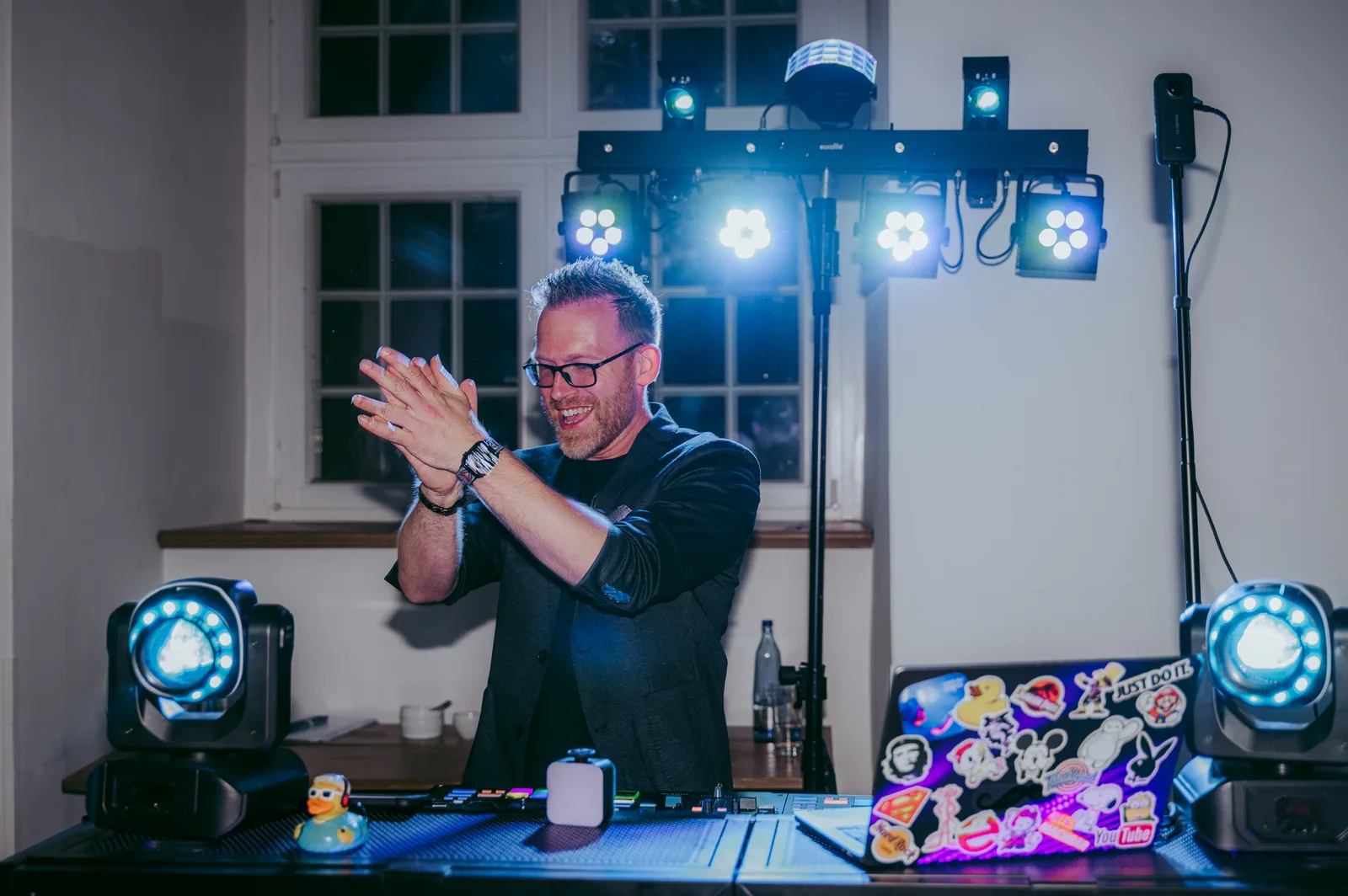 Max klatscht am Pult vor Lichttechnik